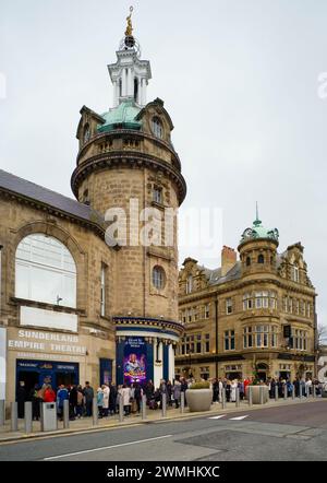 Schlange vor dem Empire Theatre im Zentrum von Sunderland für das Panto Stockfoto