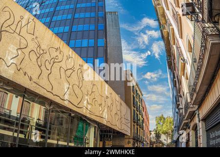 BARCELONA, SPANIEN - 27. FEBRUAR 2022: Wandgemälde von Picasso am Offiziellen Architektenkollegium von Katalonien, in der Plaza Nova, gotisches Viertel. Stockfoto