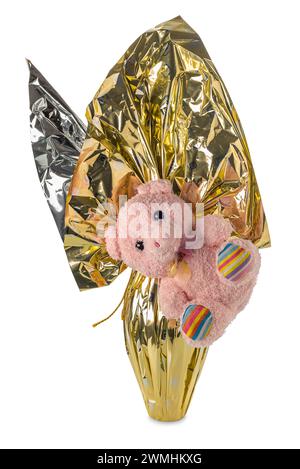 Schokoladen-osterei in Goldfolie mit rosafarbenem Teddybär isoliert auf weiß mit Schnittpfad im Preis inbegriffen Stockfoto