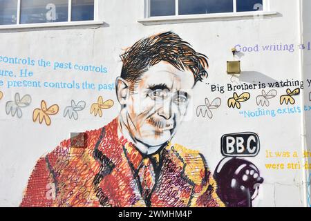 George Orwell bei BBC Mural, Southwold Pier, Suffolk, England, Großbritannien mit Zitaten aus Classic Books 1984 und Animal Farm Stockfoto