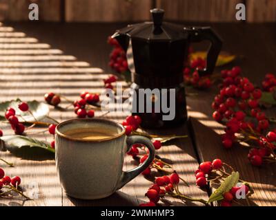 Kaffeetasse gefüllt mit frischen Beeren auf einem Tisch Stockfoto