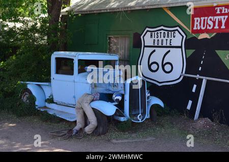 Hellblau 1932 Ford Model B Pickup-Truck & Dummy Mechaniker stehen nach außen und Route 66 Schild auf Roadside, Route 66, Seligman, Arizona, USA Stockfoto