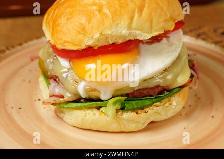 Gourmet-Burger mit saftigem Rindfleisch, belegt mit Ei und knusprigem Speck. Stockfoto