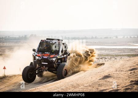 Al Dhannah, Emirats Arabes Unis. Februar 2024. 414 CINOTTO Pietro (ITA), GOSPODARCZYK Szymon (POL), Polaris RZR pro R, Aktion während des Prologs der Abu Dhabi Desert Challenge 2024, am 26. Februar 2024 in Al Dhannah, Vereinigte Arabische Emirate - Foto Bastien Roux/DPPI Credit: DPPI Media/Alamy Live News Stockfoto