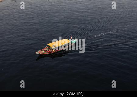 Dhaka, Bangladesch. Februar 2024. Bangladeschi werden auf einem Boot gesehen, das auf dem Buriganga-Fluss segelt. Credit: SOPA Images Limited/Alamy Live News Stockfoto