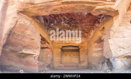 Wadi Musa, Jordanien - Blick auf das Innere des Palastgrabes in Petra, Jordanien Stockfoto