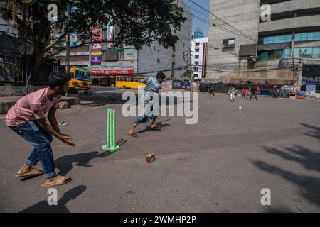 Dhaka, Bangladesch. Februar 2024. Bangladeschi Jungs spielen Cricket auf der Straße. Quelle: SOPA Images Limited/Alamy Live News Stockfoto