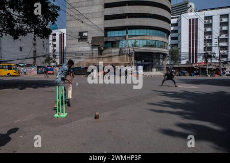 Dhaka, Bangladesch. Februar 2024. Bangladeschi Jungs spielen Cricket auf der Straße. Quelle: SOPA Images Limited/Alamy Live News Stockfoto