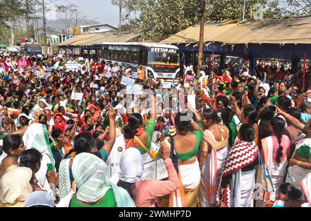 GUWAHATI, INDIEN-26. FEBRUAR: Tausende von Mitgliedern der Anganwadi Helper and Worker Association wollten einen Slogan veranstalten, um ihre Gehälter zu erhöhen. Sie zitierten, dass die Regierung am Montag, den 26. Februar 2024, ihre Bedenken in Guwahati, Indien, nicht berücksichtigt habe. Stockfoto