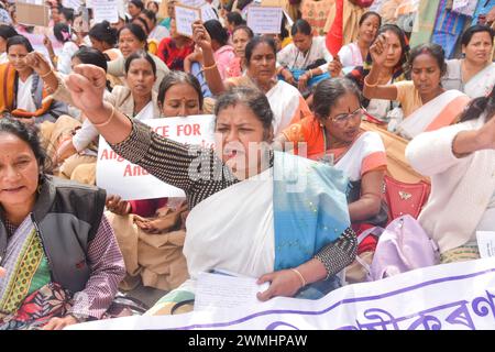 GUWAHATI, INDIEN-26. FEBRUAR: Tausende von Mitgliedern der Anganwadi Helper and Worker Association wollten einen Slogan veranstalten, um ihre Gehälter zu erhöhen. Sie zitierten, dass die Regierung am Montag, den 26. Februar 2024, ihre Bedenken in Guwahati, Indien, nicht berücksichtigt habe. Stockfoto