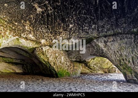 Gravuren in den Sandhöhlen, Sandsteinhöhlen im Wald genannt im Heers unterhalb der Felsen von Regenstein bei Blankenburg, Harz, Sachsen-Anhalt Stockfoto