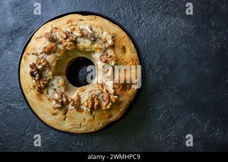 Walnusspudding auf einem Teller auf einem dunklen Tisch. Stockfoto