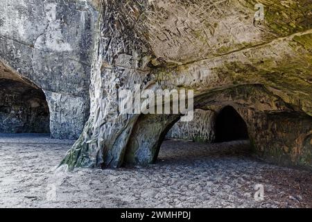 Felsgemeißel in den Sandhöhlen, Sandsteinhöhlen im Wald genannt im Heers unterhalb der Felsen des Regensteins bei Blankenburg, Harz, Sachsen-Anhalt Stockfoto