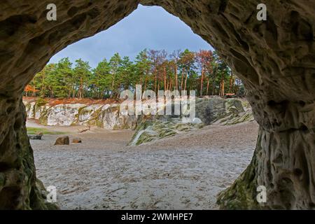 Gravuren in den Sandhöhlen, Sandsteinhöhlen im Wald genannt im Heers unterhalb der Felsen von Regenstein bei Blankenburg, Harz, Sachsen-Anhalt Stockfoto