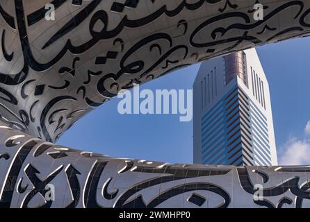 Ein Nahaufnahme des Museums der Zukunft und des Jumeirah Emirates Tower Hotels. Stockfoto