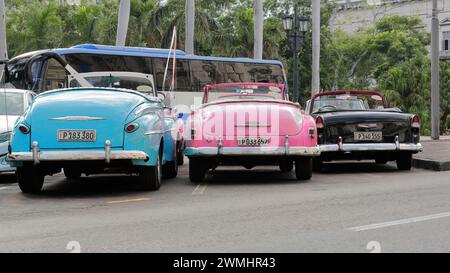 016 Alte blau-rosa-schwarze Almendron-Autos - Yank Tank, Ford und Chevrolet amerikanische Klassiker von 1947-52-55 - auf Paseo del Prado Promenade. Havanna-Kuba. Stockfoto