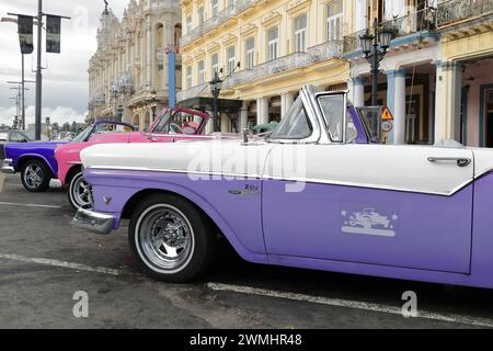 018 lila blau-rosa-lilafarbene Almendron-Autos - Yank Tank Dodge-Chevrolet-Ford amerikanische Klassiker von 1957-52-57- auf Paseo del Prado. Havanna-Kuba. Stockfoto