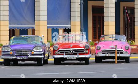 021 Klassische lila blau-rot-rosa amerikanische Autos – Almendron, Yank Tank Dodge-Ford-Chevrolet – von 1957-1952 auf Paseo del Prado stationiert. Havanna-Kuba. Stockfoto