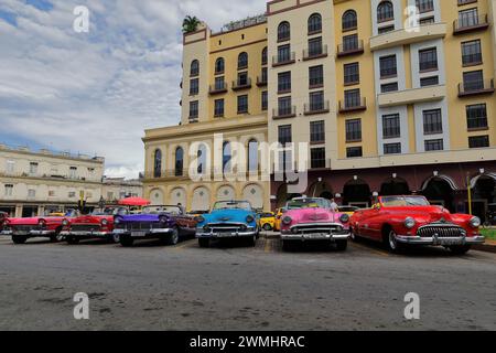 023 Rot-violette blau-blau-rosa amerikanische Oldtimer -Almendron, Yank Tank Ford-Chevrolet-Buick von 1957-55-50-48- auf Paseo del Prado. Havanna-Kuba. Stockfoto