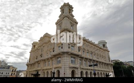 026 NW Ecke des Palacio del Centro Asturiano Palastes, in dem sich die universellen Kunstsammlungen des Nationalen Museums der Schönen Künste in Havanna-Kuba befinden. Stockfoto