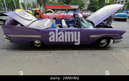 028 Oldtimer-blauer Almendron-Wagen - Yank Tank, Dodge Classic - von 1959 stationiert auf der Promenade Paseo del Prado, die repariert wird. Havanna-Kuba. Stockfoto