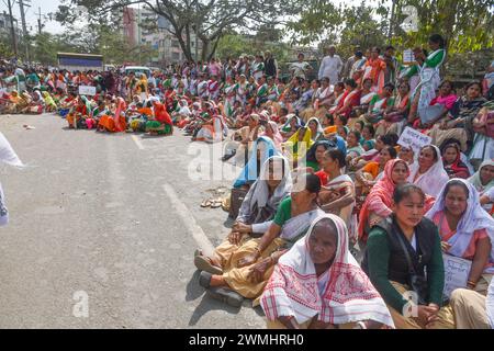 GUWAHATI, INDIEN-26. FEBRUAR: Tausende von Mitgliedern der Anganwadi Helper and Worker Association wollten einen Slogan veranstalten, um ihre Gehälter zu erhöhen. Sie zitierten, dass die Regierung am Montag, den 26. Februar 2024, ihre Bedenken in Guwahati, Indien, nicht berücksichtigt habe. Stockfoto