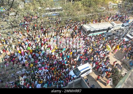 GUWAHATI, INDIEN-26. FEBRUAR: Tausende von Mitgliedern der Anganwadi Helper and Worker Association wollten einen Slogan veranstalten, um ihre Gehälter zu erhöhen. Sie zitierten, dass die Regierung am Montag, den 26. Februar 2024, ihre Bedenken in Guwahati, Indien, nicht berücksichtigt habe. Stockfoto