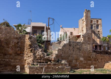 Stadtmauern zerbröckeln mit teilweise baufälligen Häusern in Chania auf der Insel Kreta im Sommer Stockfoto