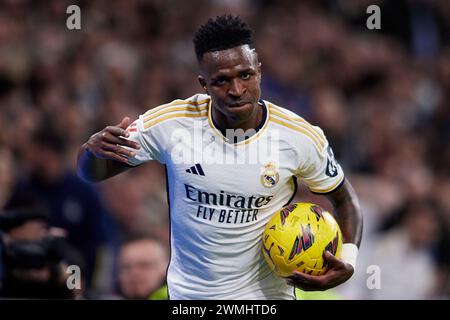 Madrid, Spanien. Februar 2024. Vinicius Jr von Real Madrid CF reagiert während des Fußballspiels der spanischen Meisterschaft La Liga EA Sports zwischen Real Madrid CF und Sevilla FC im Santiago Bernabeu Stadion. Endergebnis: Real Madrid 1 - 0 Sevilla Credit: SOPA Images Limited/Alamy Live News Stockfoto