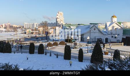 Minsk, Weißrussland - 7. Januar 2024: Stadtbild mit der Theologischen Akademie von Minsk, dem Dreifaltigkeitsvorort und modernen Wohnhäusern im Hintergrund Stockfoto