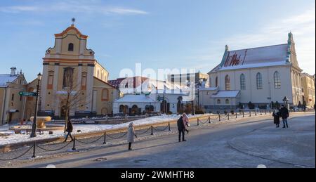 Minsk, Weißrussland - 7. Januar 2024: Panoramablick auf Cyril und Methodius mit Wanderern. Weißrussisches Staatsarchiv - Museum für Literatur und Kunst Stockfoto