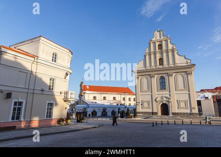 Minsk, Weißrussland - 7. Januar 2024: Blick auf die Straße mit Freiheitsplatz an einem Wintertag gehen gewöhnliche Menschen vor dem Oberstadtkonzert die Straße Stockfoto