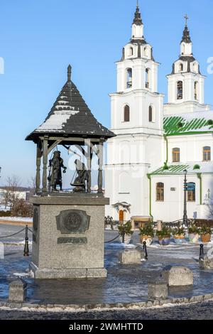 Minsk, Weißrussland - 7. Januar 2024: City Scales, eine skulpturale Komposition des Bildhauers Alexander Prochorow in Zusammenarbeit mit dem Architekten Sergei Stockfoto