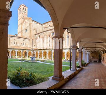 VICENZA, ITALIEN - 5. NOVEMBER 2023: Das Atrium der Kirche Chiesa di San Lorenzo. Stockfoto