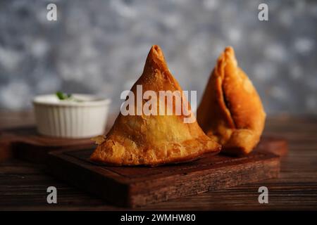 Samosa serviert mit Tomatensauce - indische vegetarische Vorspeise, selektiver Fokus Stockfoto