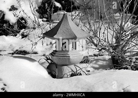 Eine kleine Hinterhof-Pagode. In Schwarz und weiß mit Schnee. Stockfoto