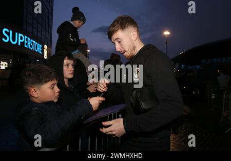 Josh Eccles von Coventry City unterzeichnet Autogramme, als das Team vor dem Spiel der fünften Runde des Emirates FA Cup in der Coventry Building Society Arena in Coventry ankommt. Bilddatum: Montag, 26. Februar 2024. Stockfoto