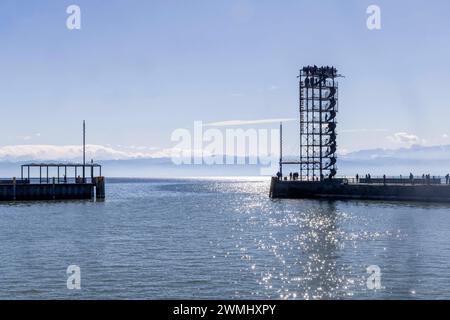 Moleturm, Aussichtsturm an der Hafeneinfahrt von Friedrichshafen am Bodensee. Im Hintergrund die Schweizer Alpen. // 25.02.2024: Friedrichshafen, Baden-Württemberg, Deutschland. *** Moleturm, Aussichtsturm an der Hafeneinfahrt Friedrichshafens am Bodensee im Hintergrund Schweizer Alpen 25 02 2024 Friedrichshafen, Baden Württemberg, Deutschland Stockfoto