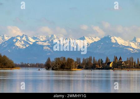 Vorfrühlling am Bodensee, Blick von der Uferpromenade Radolfzell auf die Insel Reichenau im Bodensee mit Basilika Sankt Peter und Paul. // 25.02.2024: Radolfzell, Baden-Württemberg, Deutschland. *** Vorfrühlling am Bodensee, Blick von der Uferpromenade Radolfzell auf die Insel Reichenau im Bodensee mit Basilika St. Peter und Paul 25 02 2024 Radolfzell, Baden-Württemberg, Deutschland Stockfoto