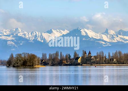 Vorfrühlling am Bodensee, Blick von der Uferpromenade Radolfzell auf die Insel Reichenau im Bodensee mit Basilika Sankt Peter und Paul. // 25.02.2024: Radolfzell, Baden-Württemberg, Deutschland. *** Vorfrühlling am Bodensee, Blick von der Uferpromenade Radolfzell auf die Insel Reichenau im Bodensee mit Basilika St. Peter und Paul 25 02 2024 Radolfzell, Baden-Württemberg, Deutschland Stockfoto