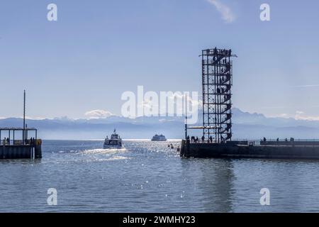 Katamaran an der Hafeneinfahrt von Friedrichshafen, Moleturm. Das Schiff verbindet im Kursverkehr die Städte Friedrichshafen und Konstanz. Betreiben werden die Schiffe von einer Tochtergesellschaft der Technischen Werke Friedrichshafen TWF und der Stadtwerke Konstanz SWK. // 25.02.2024: Friedrichshafen, Baden-Württemberg, Deutschland. *** Katamaran an der Hafeneinfahrt Friedrichshafen, Moleturm das Schiff verbindet die Städte Friedrichshafen und Konstanz im Linienverkehr die Schiffe werden von einer Tochtergesellschaft der Technischen Werke Friedrichshafen TWF und der Stadtwerke Konstanz SWK 25 02 betrieben Stockfoto