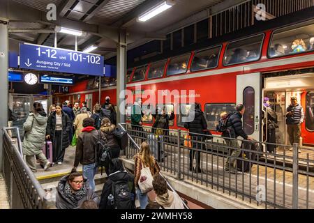 Hauptbahnhof Karlsruhe. Viele Fahrgäste auf dem Bahnsteig, eben ist ein Zug der Schwarzwaldbahn eingetroffen. // 25.02.2024: Stuttgart, Baden-Württemberg, Deutschland. *** Karlsruher Hauptbahnhof viele Passagiere auf dem Bahnsteig, ein Zug der Schwarzwaldbahn ist gerade angekommen 25 02 2024 Stuttgart, Baden Württemberg, Deutschland Stockfoto