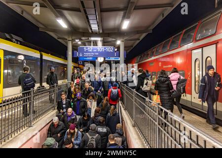 Hauptbahnhof Karlsruhe. Viele Fahrgäste auf dem Bahnsteig, eben ist ein Zug der Schwarzwaldbahn eingetroffen. // 25.02.2024: Stuttgart, Baden-Württemberg, Deutschland. *** Karlsruher Hauptbahnhof viele Passagiere auf dem Bahnsteig, ein Zug der Schwarzwaldbahn ist gerade angekommen 25 02 2024 Stuttgart, Baden Württemberg, Deutschland Stockfoto