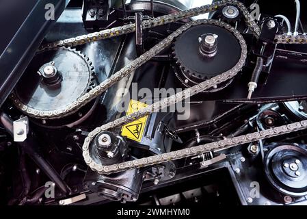 Kettenantrieb im Mechanismus eines landwirtschaftlichen Erntemaschinen Stockfoto