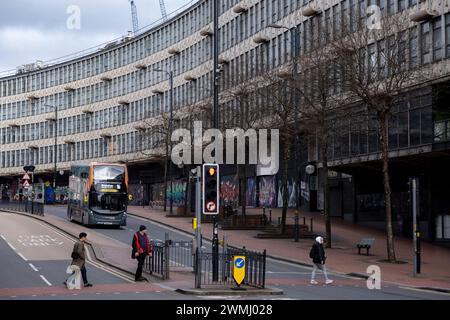 Ringway Centre, ein Klassiker der brutalistischen Architektur, der am 26. Februar 2024 in Birmingham, Großbritannien, abgerissen werden soll, um Platz für Wohnungen zu schaffen. Das Ringway Centre ist ein denkmalgeschütztes Gebäude am Smallbrook Queensway im Stadtzentrum. Das sechsstöckige, 230 Meter lange Gebäude wurde von dem Architekten James Roberts im Rahmen der Inner Ring Road in den 1950er Jahren entworfen und zeichnet sich durch seine sanft geschwungene Fronthöhe aus. Im Juli 2016 wurde das Gebäude von Historic England als denkmalgeschütztes Gebäude abgelehnt, was eine Sanierung ermöglicht. Stockfoto