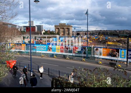 Die Baustelle als Stützen für die eingehenden Hochgleise nimmt am 26. Februar 2024 in Birmingham, Großbritannien, in der Nähe des HS2-Hauptbahnhofs an der Curzon Street Gestalt an. Es wurde angekündigt, dass die Mittel aus den abgebrochenen nördlichen Abschnitten des HS2-Projekts teilweise auf die öffentliche Verkehrsinfrastruktur in den Midlands und North umgeleitet werden. Stockfoto