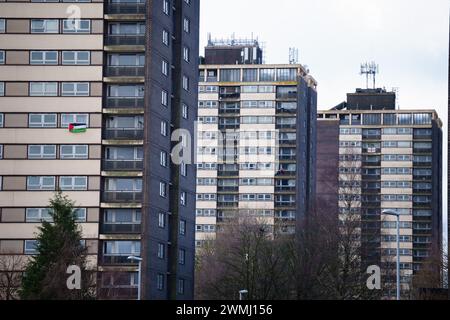 Rochdale, Großbritannien. Februar 2024. Das Bild zeigt eine palästinensische Flagge und ein Kreuz der St. George Flagge auf einigen der Seven Sisters Tower Blocks in Rochdale vor der Nachwahl in Rochdale, Großbritannien. Quelle: Jon Super/Alamy Live News. Stockfoto