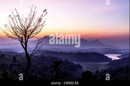Blick auf die Berge bei Sonnenuntergang in Wayanad Indien Stockfoto