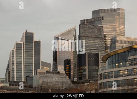 London, Großbritannien - 15. Februar 2024 - Blick auf den Wolkenkratzer im Geschäftsviertel von London Sonnenuntergang. Architektonische moderne Gebäude der Stadt, Raum für Text, Stockfoto