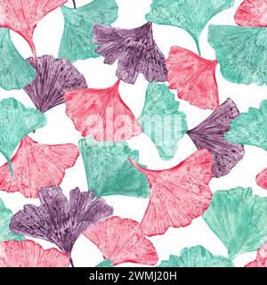 Nahtloses Muster mit mehrfarbigem Gingko-Blatt. Türkisfarbene, rosa, braune Biloba-Blätter. Verziert mit. Handfläche, trockene abstrakte Fächerblätter. Stockfoto